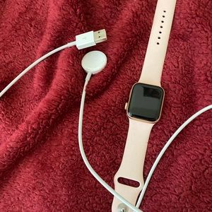 APPLE WATCH SE GPS + CELLULAR (rose gold comes with charger)